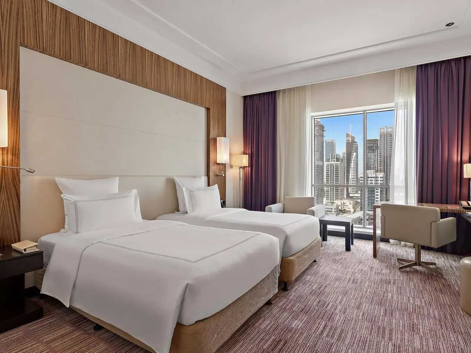 Chambre twin au Pullman Dubai Jumeirah Lakes Towers à Dubai avec vue sur la ville, lits et bureau