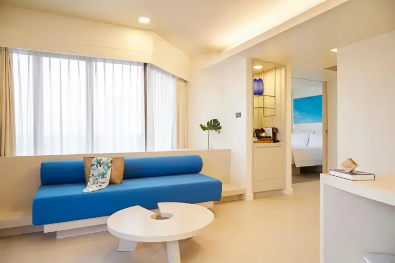 Pullman Pattaya Hotel G – hôtel à Pattaya, Thaïlande – une chambre d’hôtel avec un lit et un bureau au Pullman Pattaya Hotel G à Pattaya North