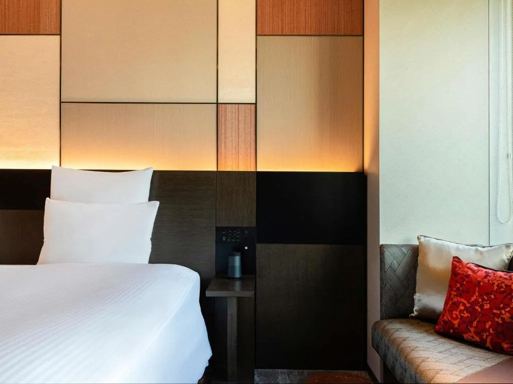 Lit et espace salon au Pullman Tokyo Tamachi