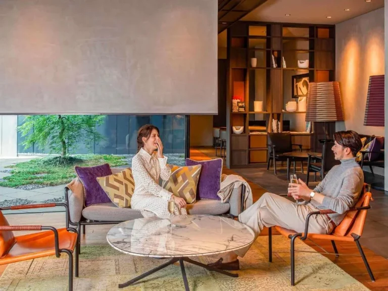Espace lounge relaxant au Pullman Tokyo Tamachi