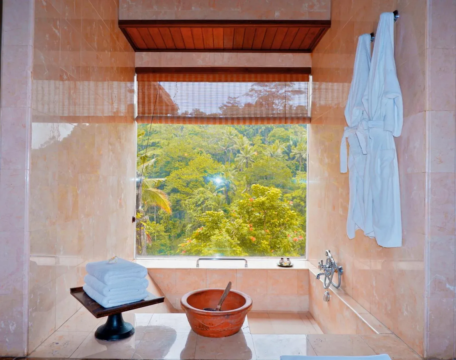 Badewanne mit Aussicht im Puri Wulandari A Boutique Resort & Spa