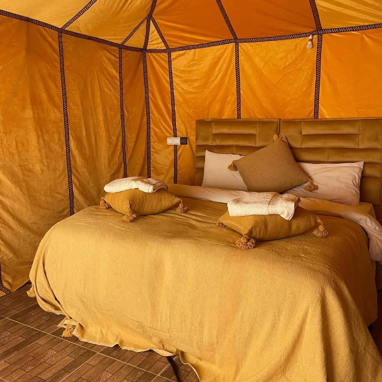 Campamento desértico de lujo tranquilo en Merzouga brillante y cómoda habitación