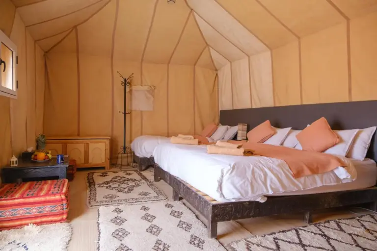 Interior de la habitación del campamento de lujo tranquilo en Merzouga