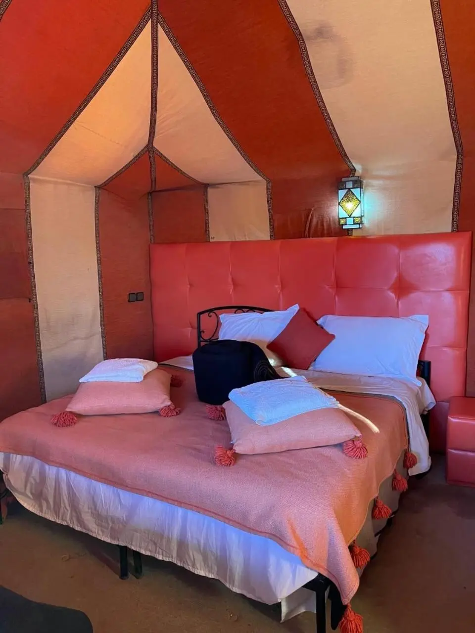 Campamento desértico de lujo tranquilo en Merzouga tienda moderna