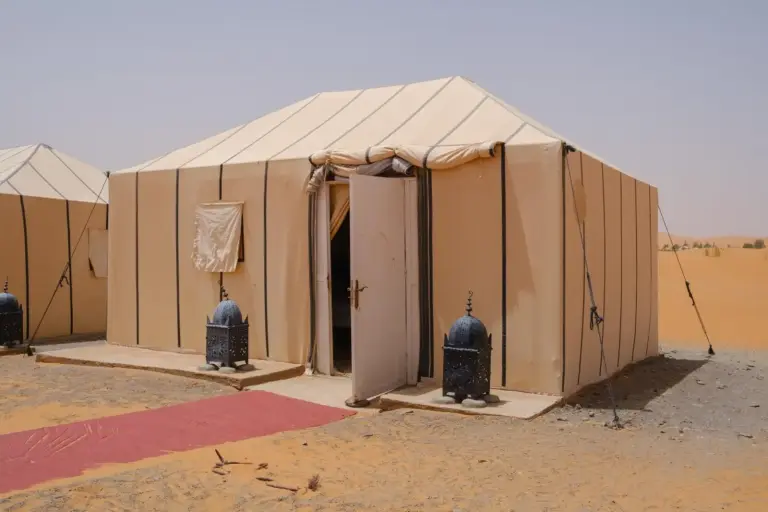 Exterior de la tienda en el campamento desértico de lujo tranquilo en Merzouga