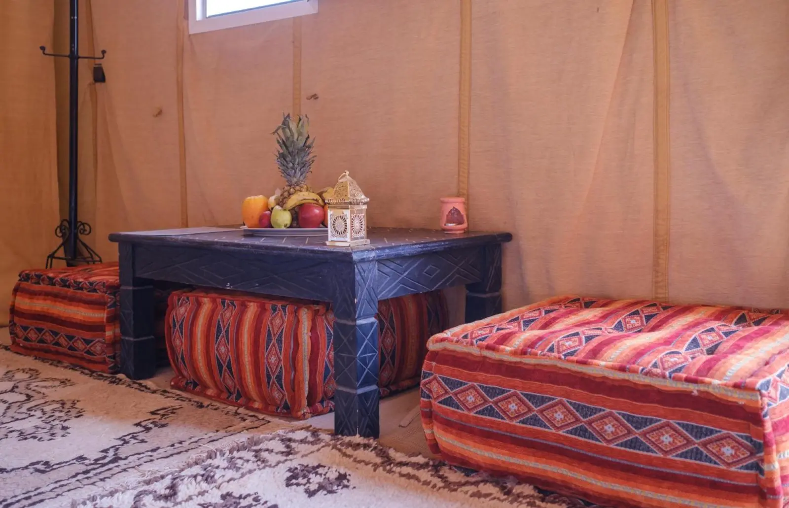 Interior de tienda del campamento desértico de lujo tranquilo con decoración