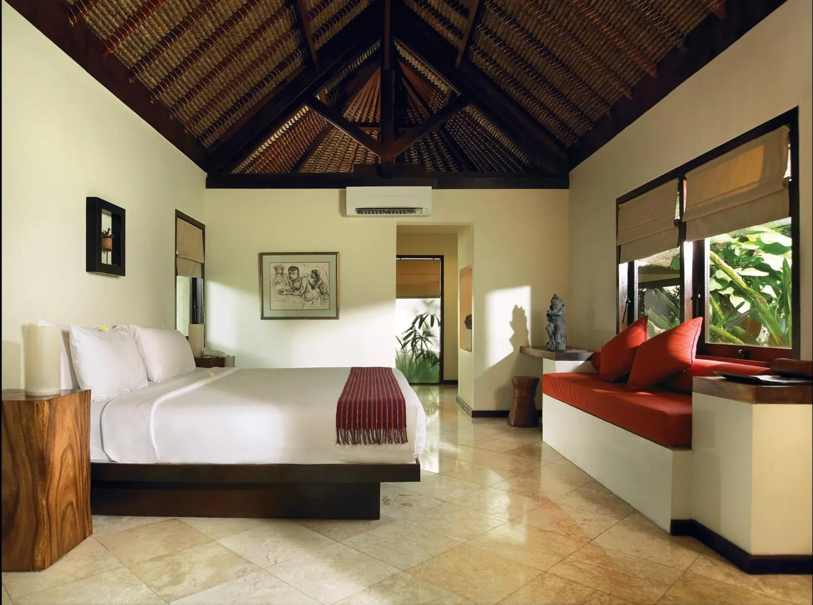 Interior del dormitorio en Qunci Villas Resort