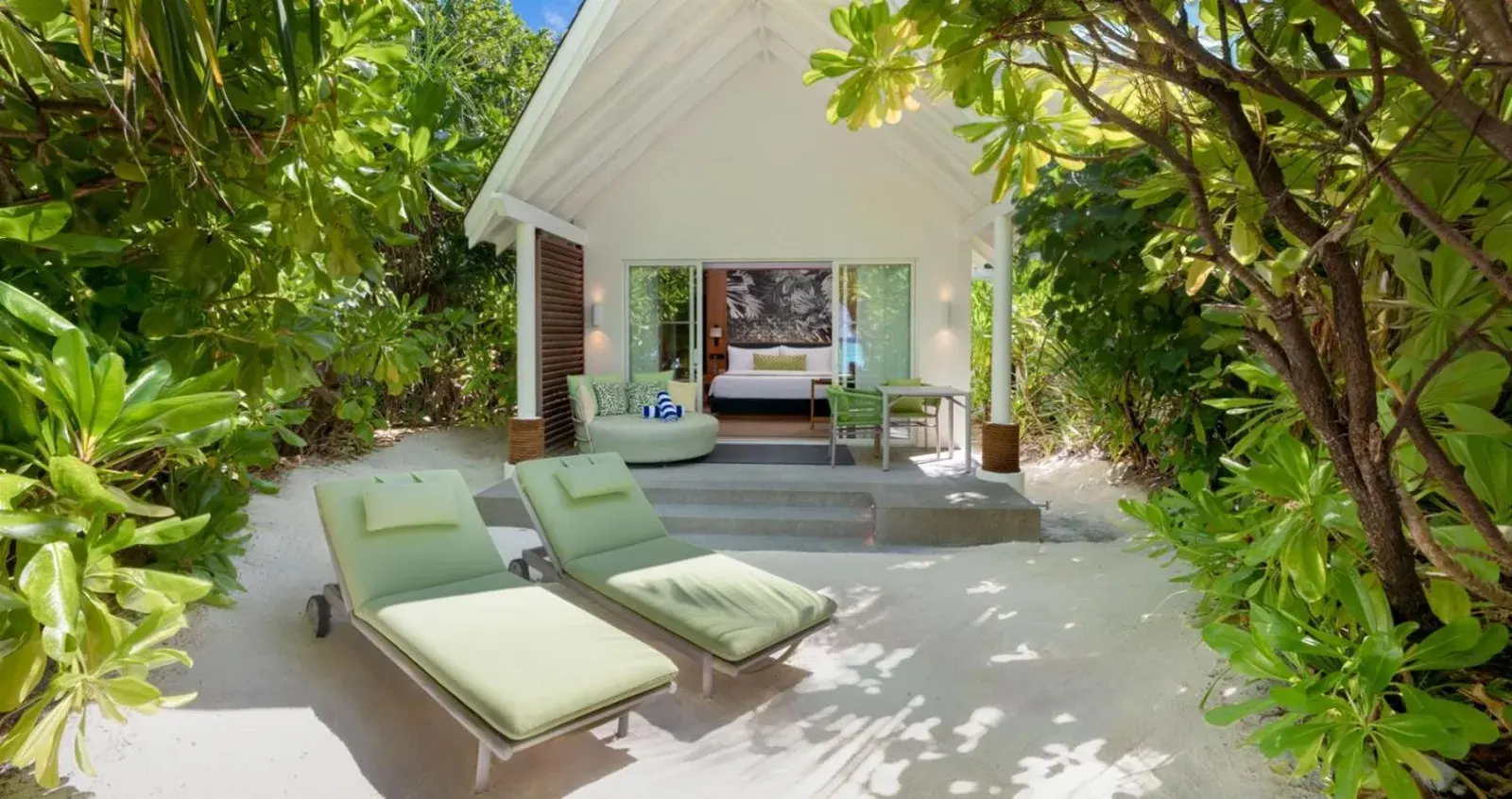 Außenansicht einer Villa bei RAAYA By Atmosphere im Raa Atoll