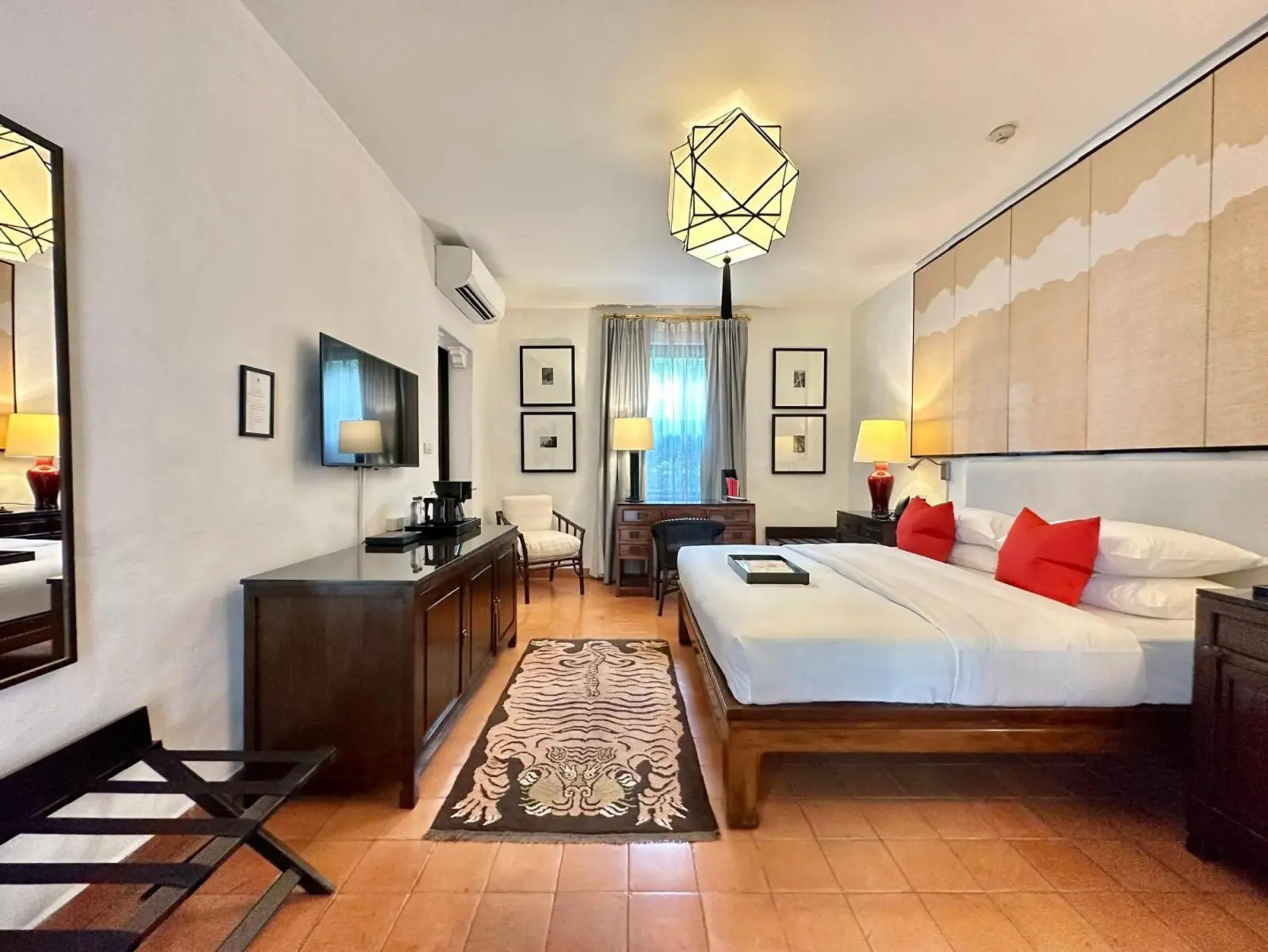 Rachamankha Hotel – hôtel à Chiang Mai, Thaïlande – une chambre avec un lit, une commode et un bureau au Rachamankha Hotel à Chiang Mai
