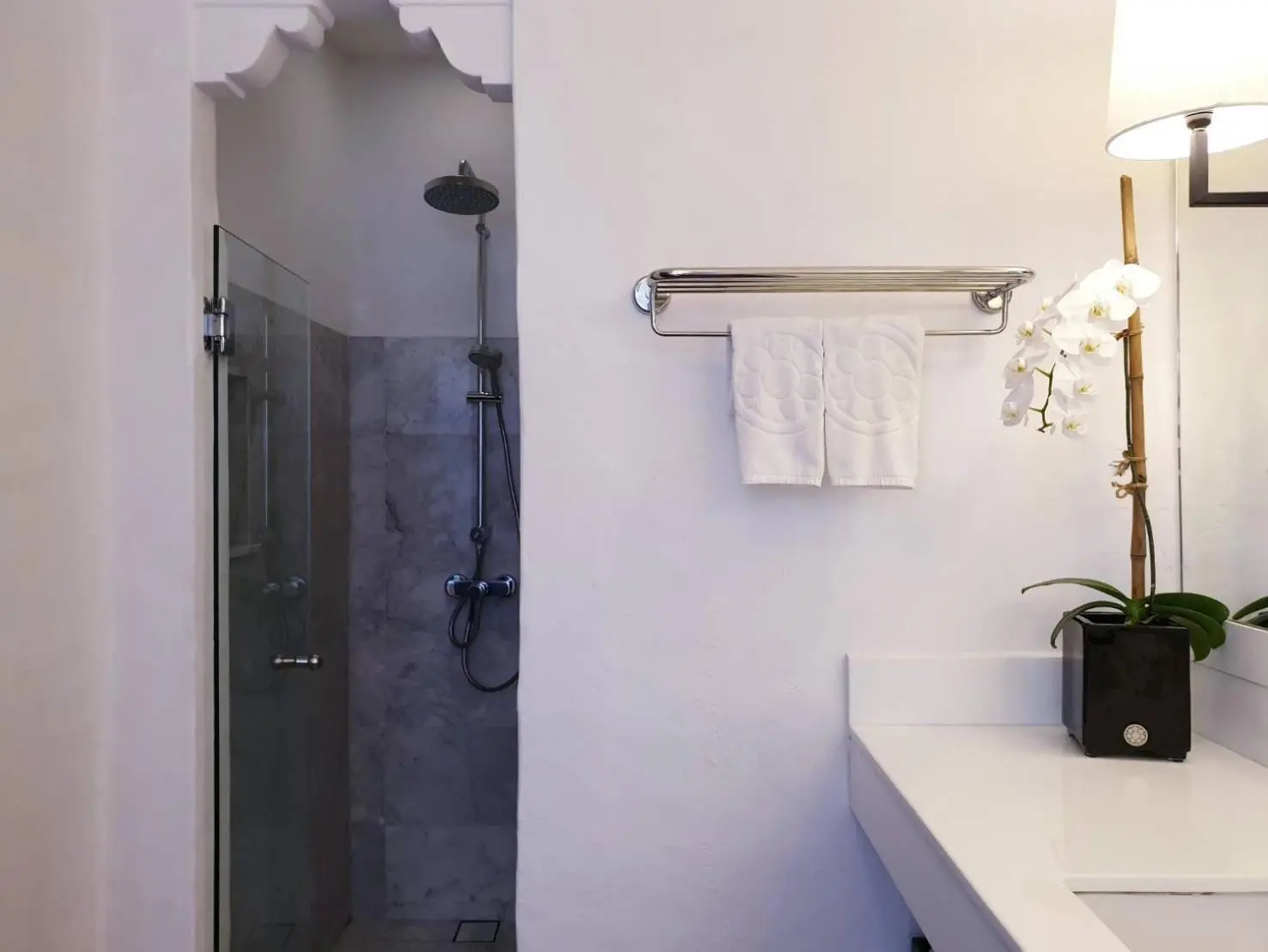 Zone de douche dans la salle de bain de Rachamankha Hotel