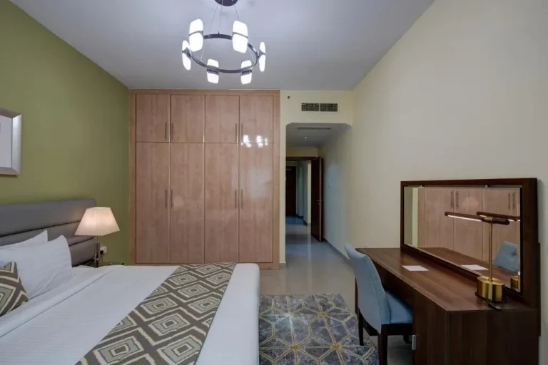Habitación con espacio de trabajo en Radiance Premium Suites Dubái