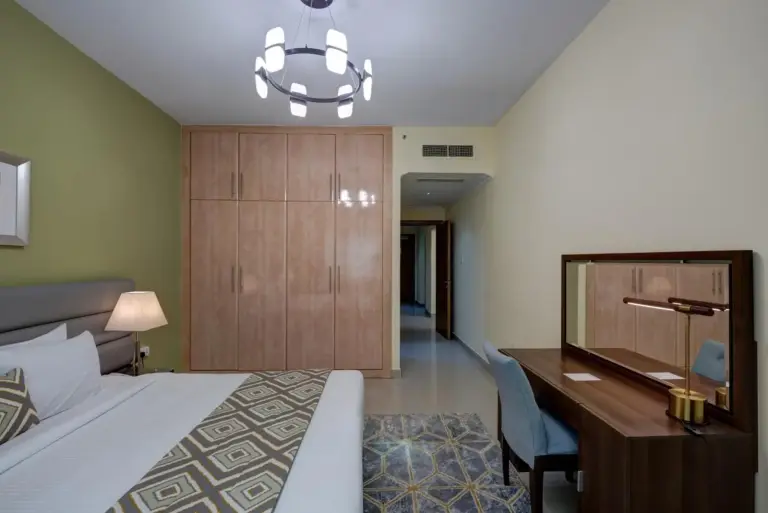 Habitación con espacio de trabajo en Radiance Premium Suites Dubái