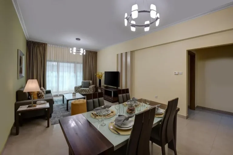 Comedor y sala de estar en Radiance Premium Suites Dubái