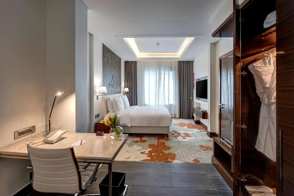 Radisson Blu Hotel, Ajman - Intérieur de la chambre deluxe
