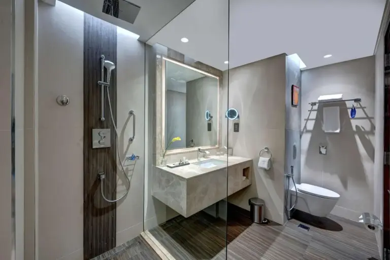Radisson Blu Hotel, Ajman - Modern bathroom
