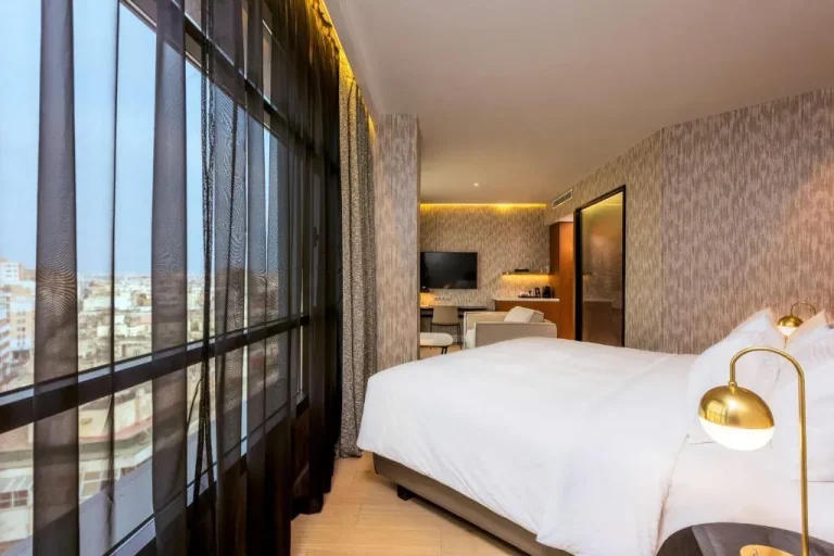 Helles Gästezimmer im Radisson Blu Hotel Casablanca