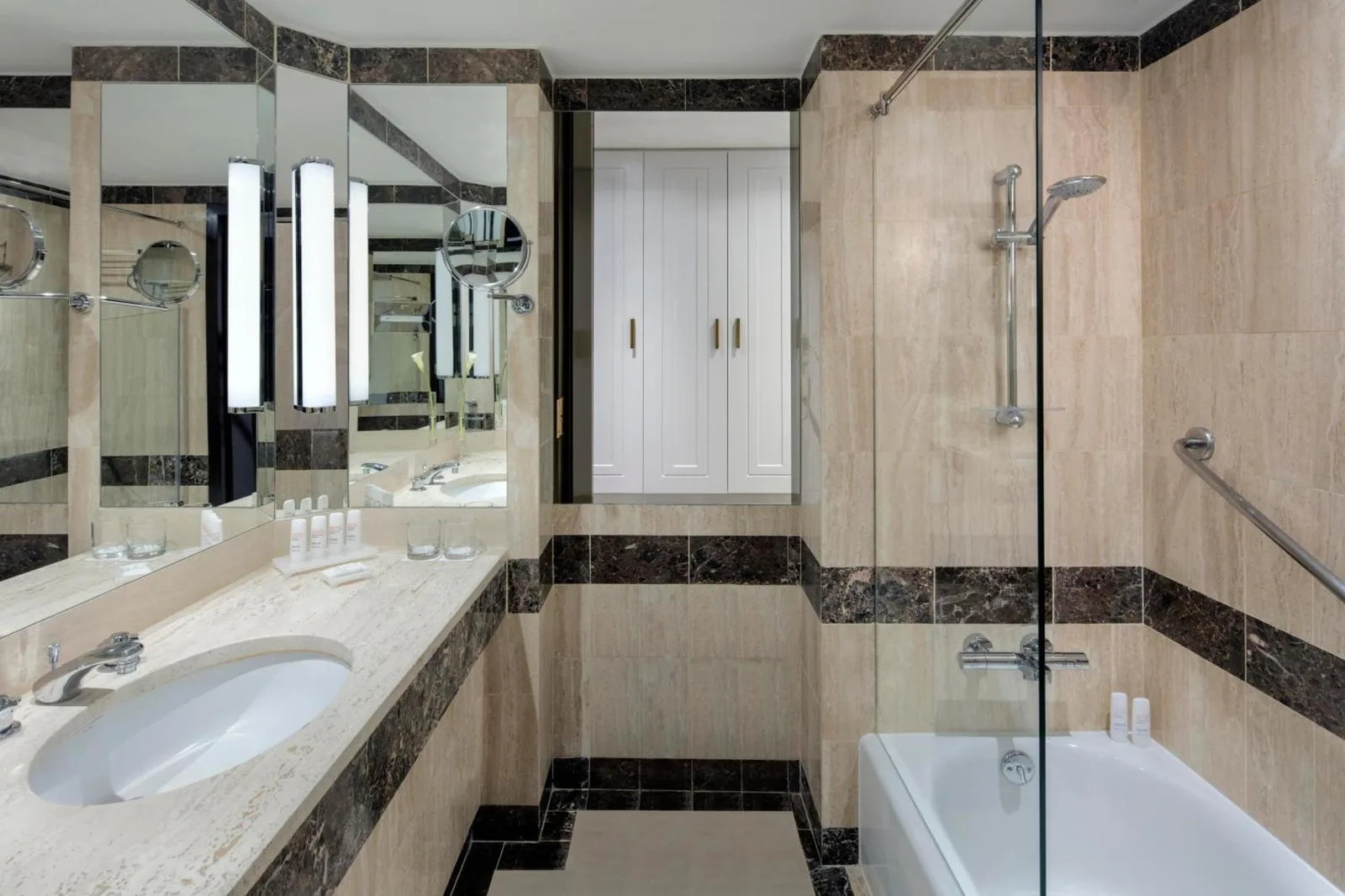 Radisson Blu Hotel, Dubai Deira Creek Badezimmer mit Badewanne und Dusche