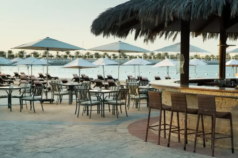 Bar au bord de la piscine au Radisson Blu Hotel & Resort, Abu Dhabi Corniche