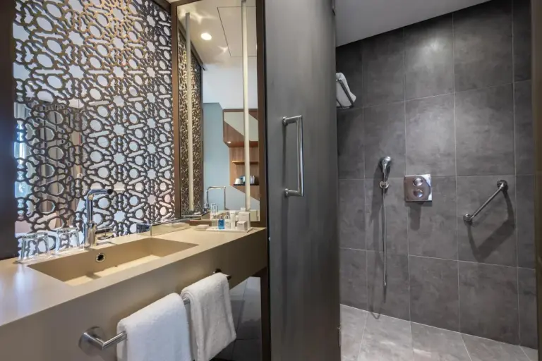 Ducha accesible en el baño de Radisson Blu Marrakech, Carré Eden