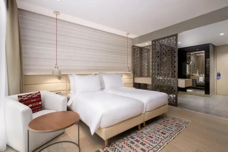 Habitación con dos camas individuales en Radisson Blu Marrakech, Carré Eden