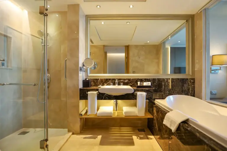 Baño en el Radisson Blu Plaza Bangkok en Bangkok