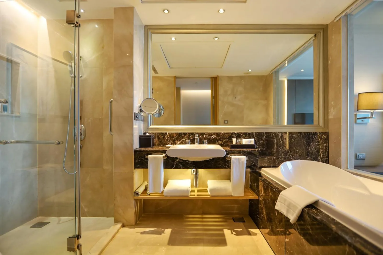 Baño en el Radisson Blu Plaza Bangkok en Bangkok