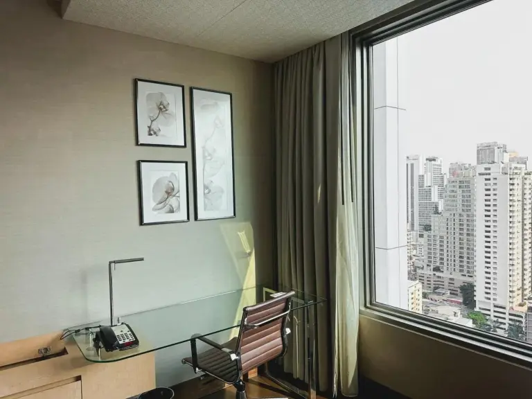Rincón de oficina en el Radisson Blu Plaza Bangkok en Bangkok