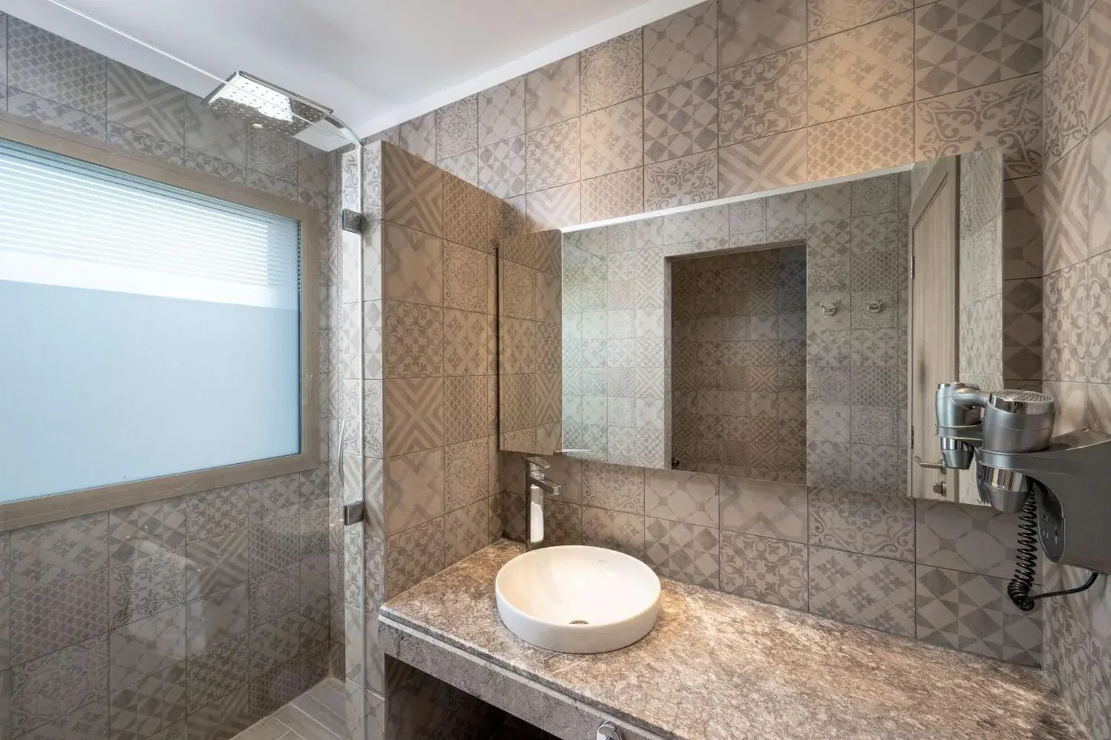 Baño contemporáneo en Radisson Blu Resort Al Hoceima