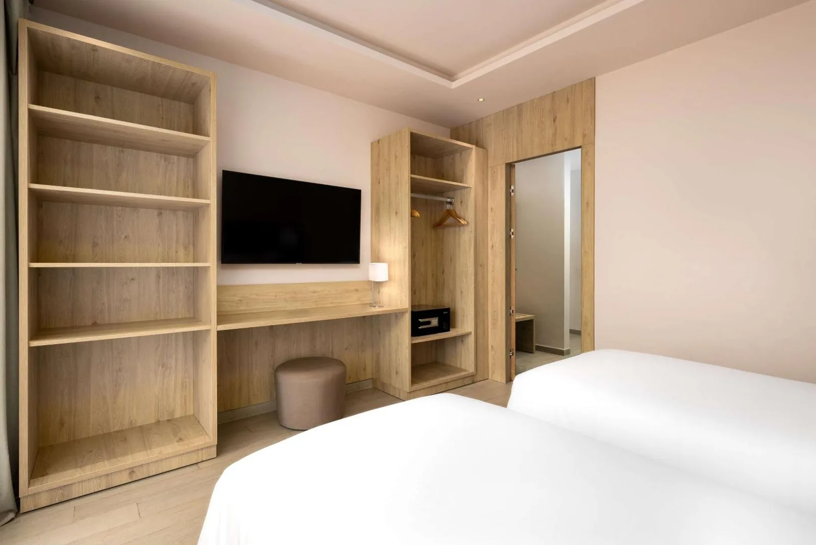 Armario y zona de TV en una habitación de Radisson Blu Resort Al Hoceima