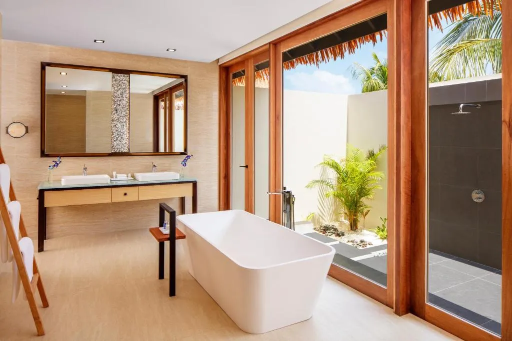 Salle de bain spacieuse au Radisson Blu Resort Maldives avec lumière naturelle