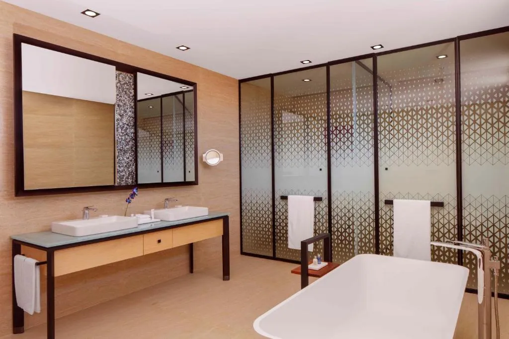 Salle de bain élégante au Radisson Blu Resort Maldives avec des appareils modernes