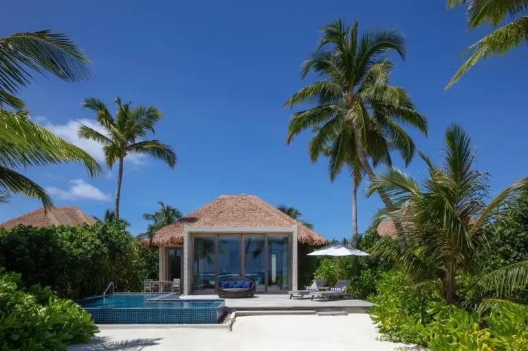 Außenansicht einer Villa im Radisson Blu Resort Maldives mit privatem Pool