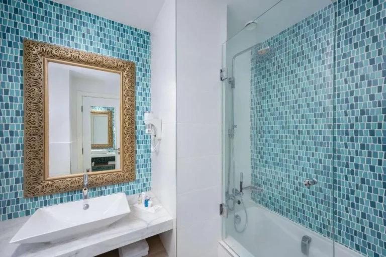 Baño con azulejos de mosaico en el Radisson Blu Resort, Saidia Garden en Berkane