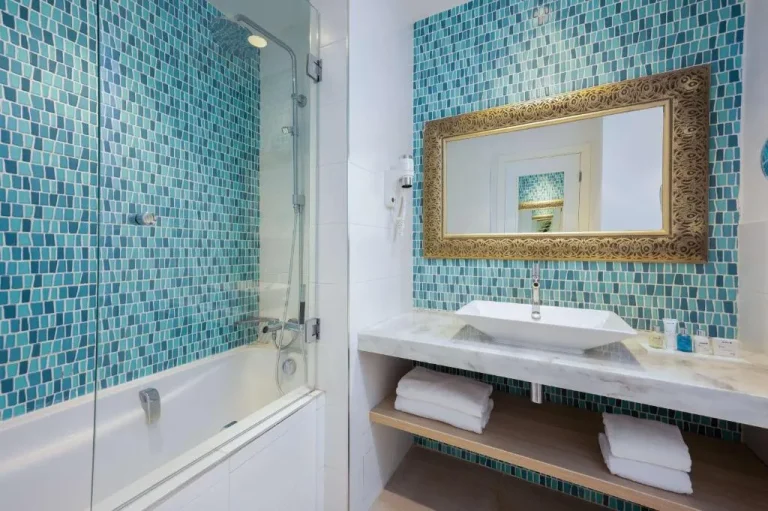 Salle de bain moderne au Radisson Blu Resort, Saidia Garden à Berkane