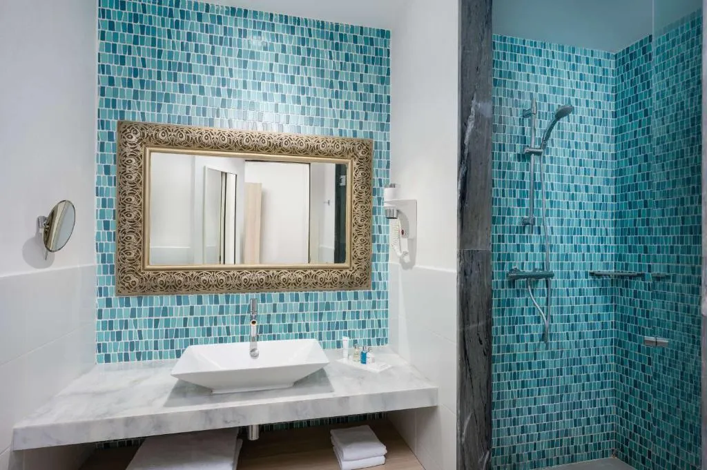 Salle de bain élégante avec des équipements modernes au Radisson Blu Resort, Saidia Garden à Berkane