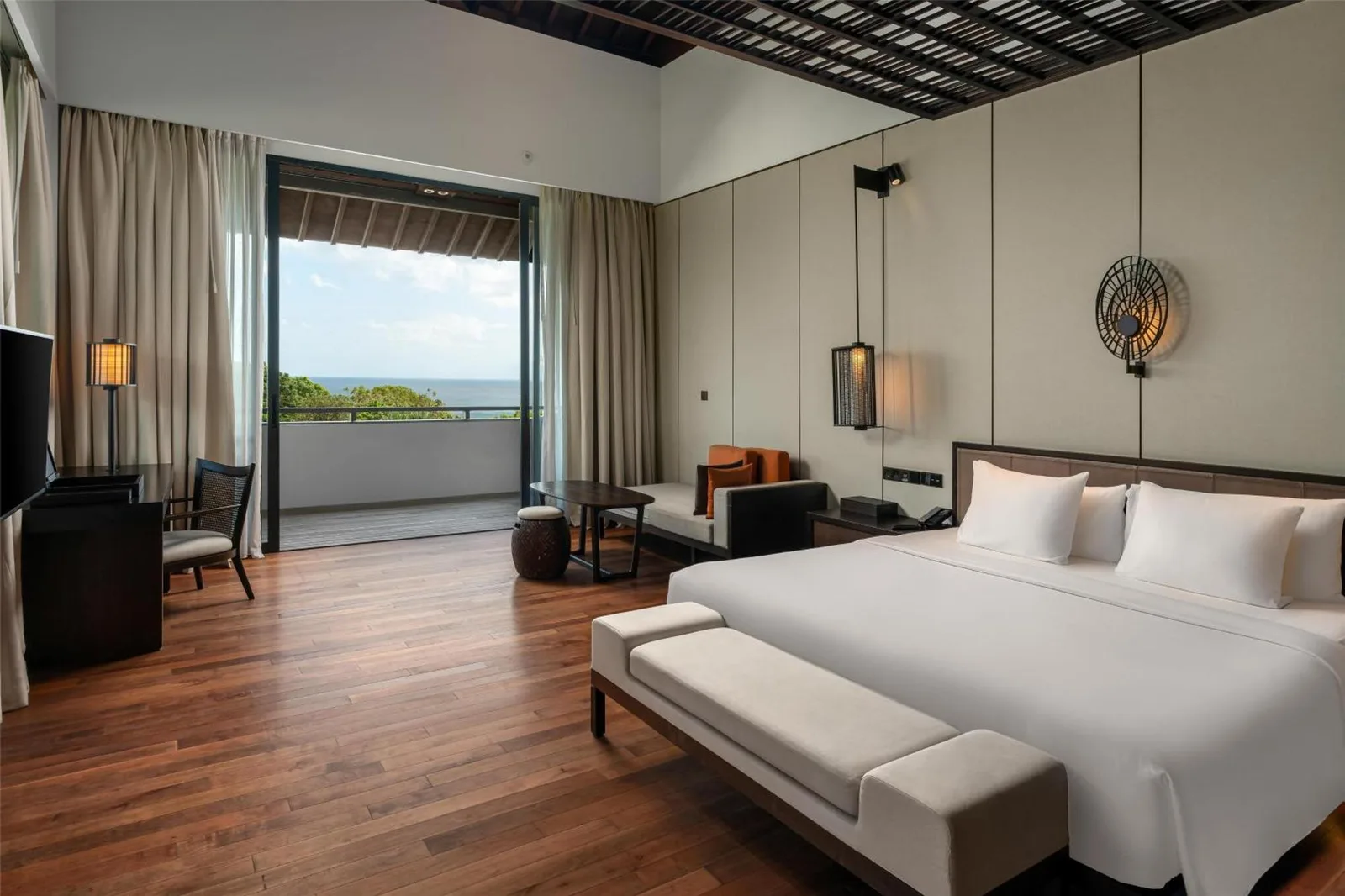 Habitación con vistas al océano en Radisson Blu Resort & Villas Bali Uluwatu con grandes ventanales