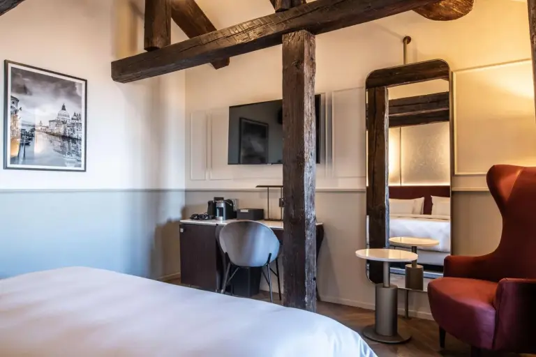 Détails de chambre de luxe du Radisson Collection Hotel, Palazzo Nani Venise