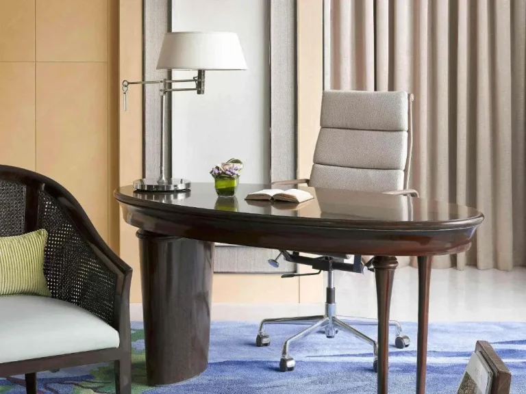 Escritorio de trabajo de Raffles Jakarta en la habitación