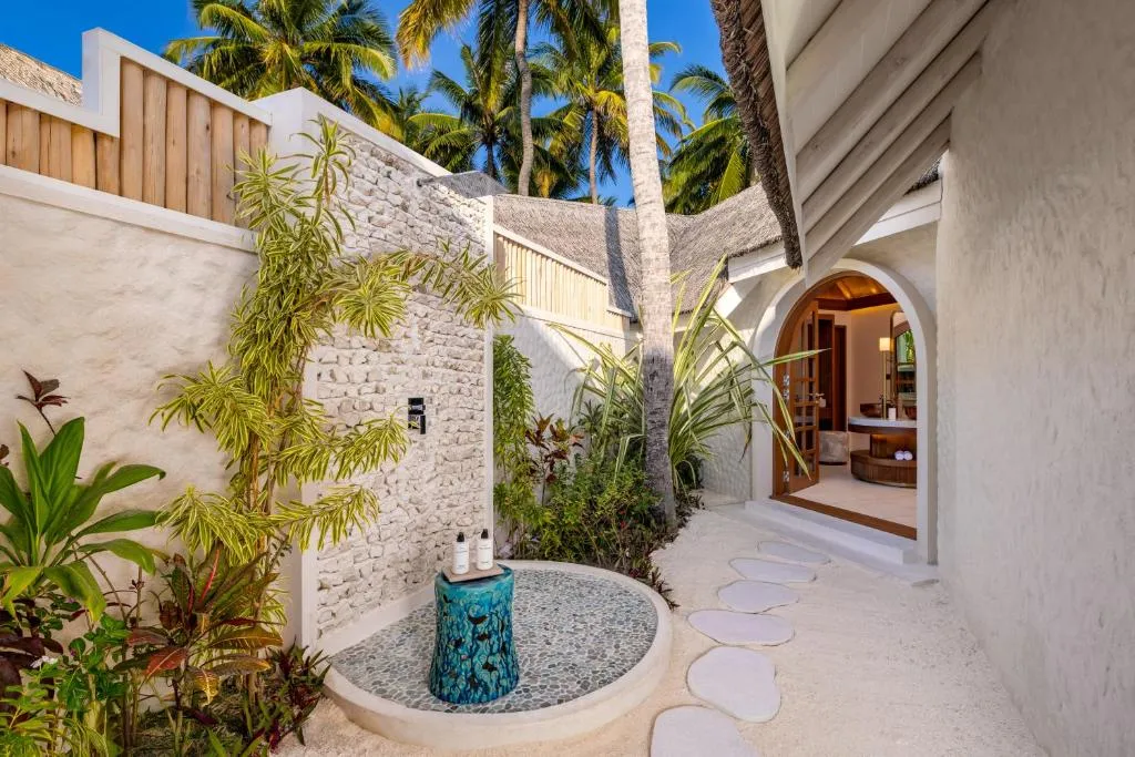 Chemin menant à une villa au RAH GILI Maldives