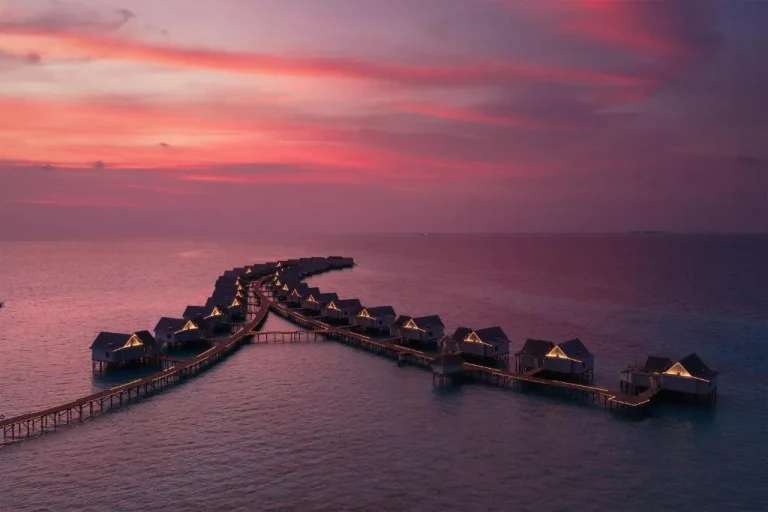 Villas sur l'eau à RAH GILI Maldives avec vue sur le coucher de soleil
