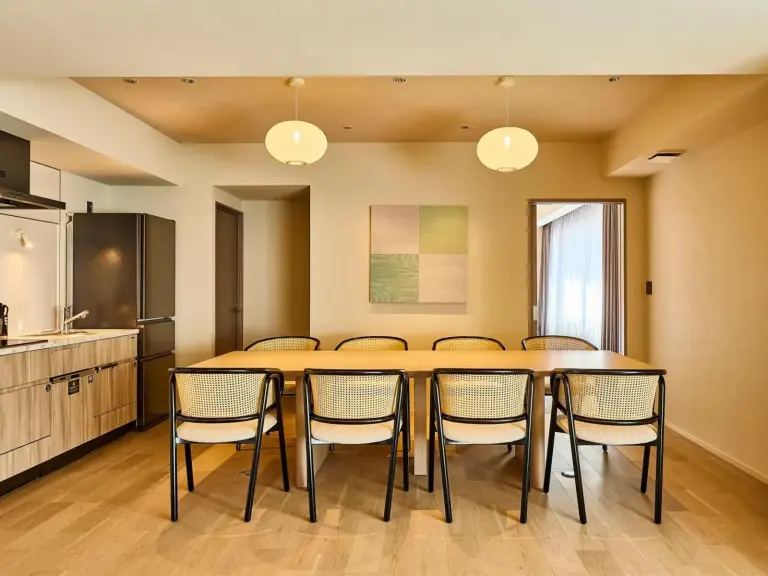 Espace repas au Rakuten STAY Sapporo Nakajima Park