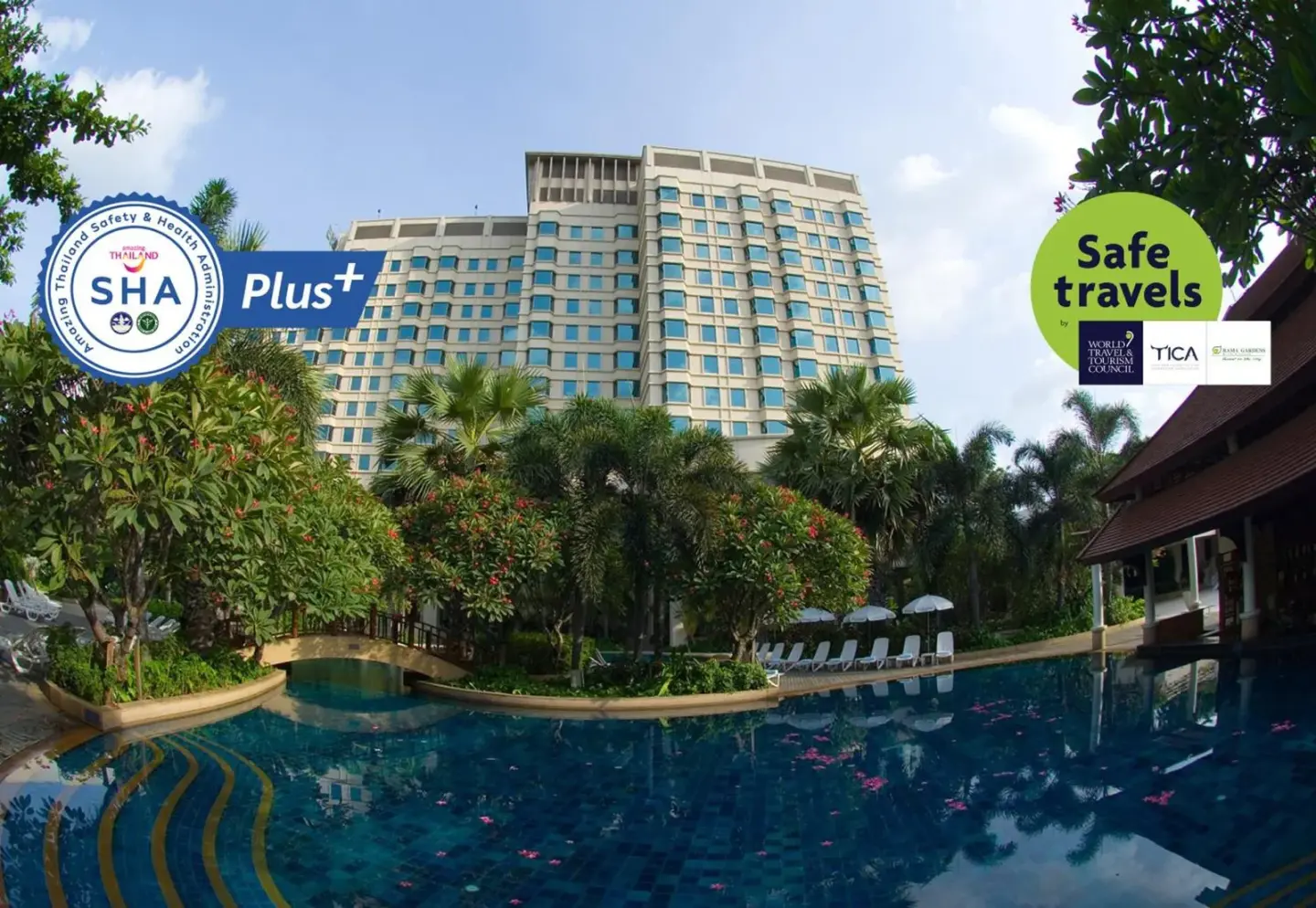 Vista exterior de Rama Gardens Hotel Bangkok con piscina y jardín tropical