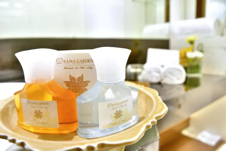 Servicios de baño con artículos de aseo de marca y toallas en Rama Gardens Hotel Bangkok
