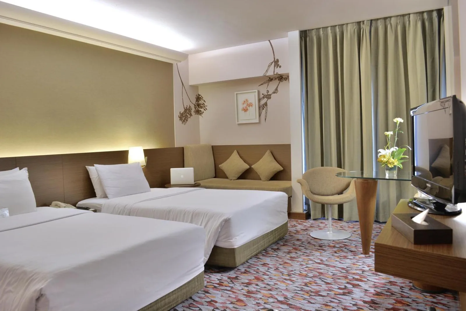 Habitación doble con dos camas individuales y vistas desde la ventana en Rama Gardens Hotel Bangkok
