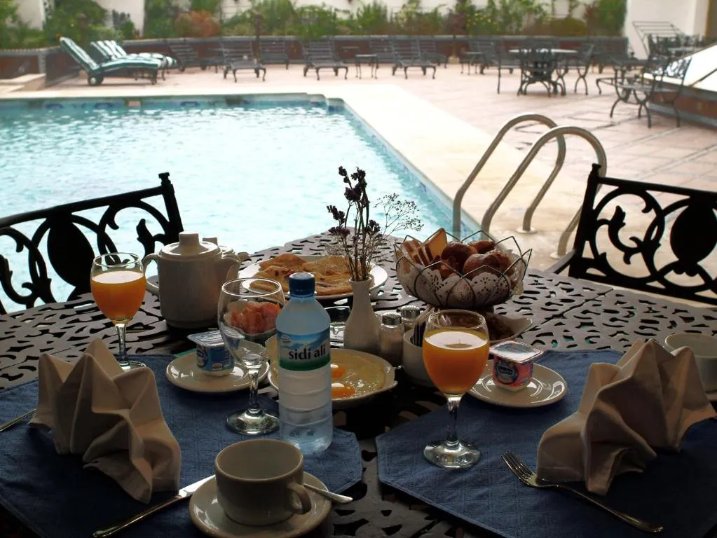 Frühstücksarrangement am Pool im Ramada By Wyndham Fes