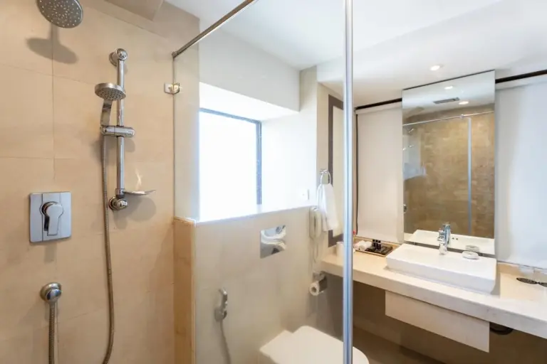 Ramada by Wyndham Kathmandu Dhumbarahi – hôtel à Kathmandu, Népal – une salle de bains avec douche et lavabo au Ramada by Wyndham Kathmandu Dhumbarahi à Kathmandu