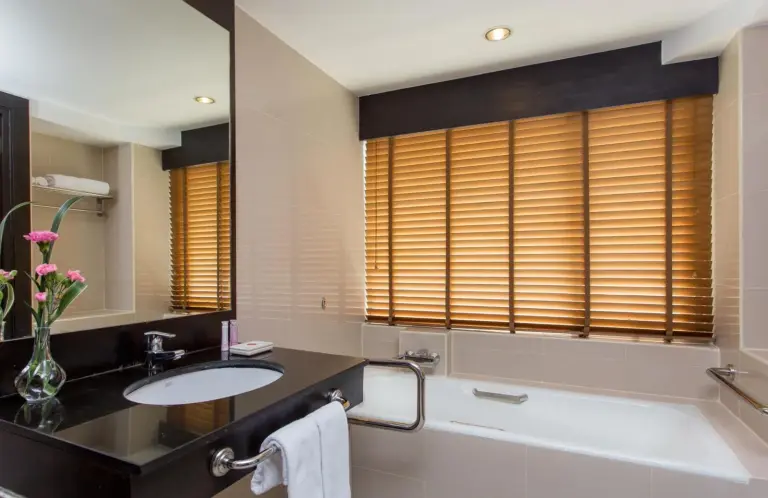 Espace baignoire au Ramada Plaza by Wyndham Bangkok Menam Riverside