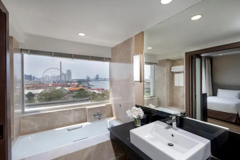 Salle de bains spacieuse au Ramada Plaza by Wyndham Bangkok Menam Riverside