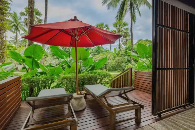 Patio avec transats au Ramada Resort by Wyndham Khao Lak