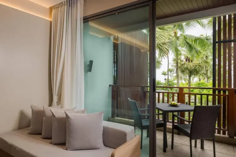Espace salon sur le balcon au Ramada Resort by Wyndham Khao Lak